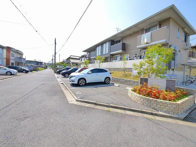 ヴェルデ アッティコ高の原の駐車場|駐車場があるので、車を買う予定の方も安心です