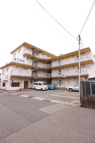 福田ハウスの駐車場