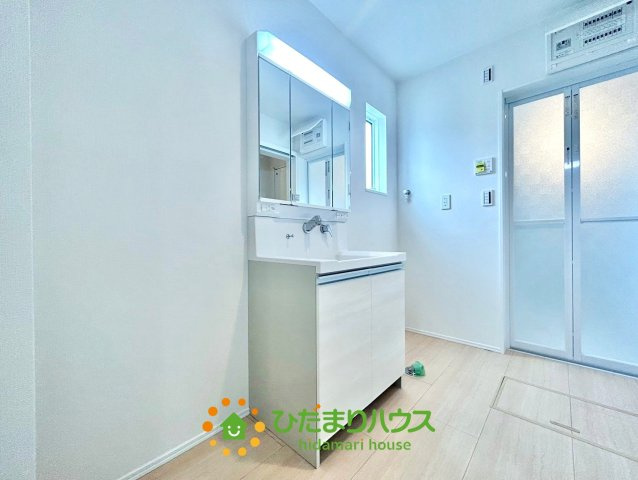 杉戸町堤根　新築一戸建て　03　クレアスタウンの独立洗面台|ゆとりのある洗面スペースで朝の準備もスムーズに！