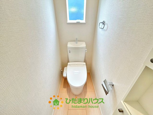杉戸町堤根　新築一戸建て　03　クレアスタウンのトイレ|小窓付きでしっかり換気できます。