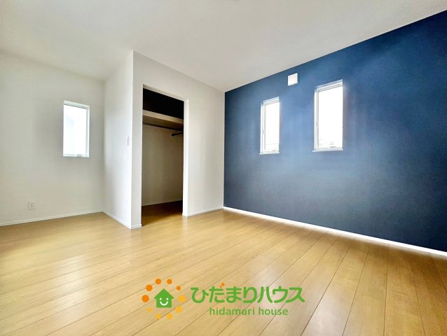 杉戸町堤根　新築一戸建て　03　クレアスタウンの収納|アクセントクロスのお洒落な主寝室です。
