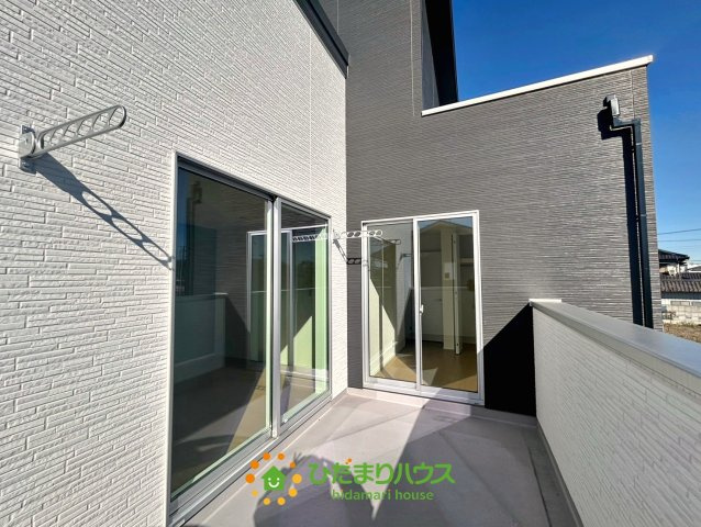杉戸町堤根　新築一戸建て　03　クレアスタウンのバルコニー|２部屋から行き来できるバルコニーでお洗濯物もらくらく！