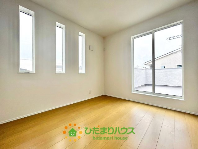 杉戸町堤根　新築一戸建て　03　クレアスタウンの洋室|小窓が多く、採光良好！明るいお部屋でお過ごしいただけます。