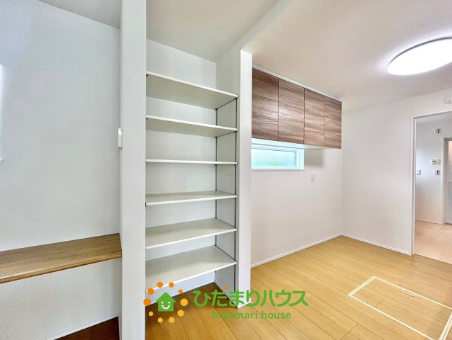 杉戸町堤根　新築一戸建て　03　クレアスタウンの収納|キッチン近くの可動棚で日用品やリビングで使うものもスッキリ収納！