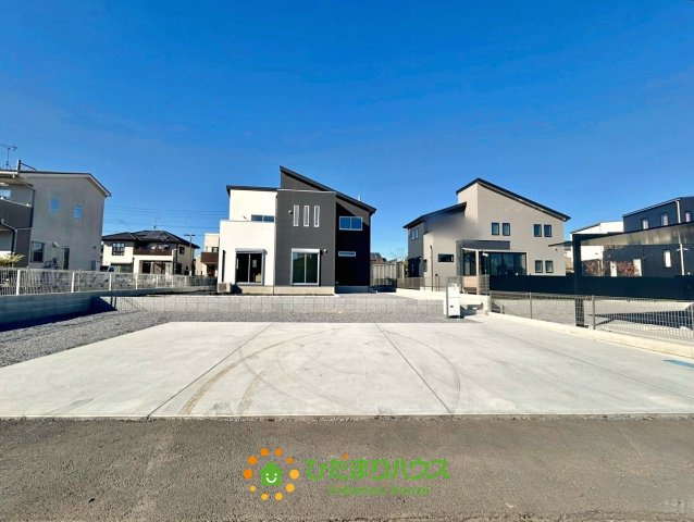 杉戸町堤根　新築一戸建て　03　クレアスタウンの駐車場|カースペースは並列３台分で急な来客も安心です。。