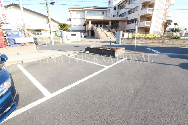 リブリ・フォーエバーの駐車場