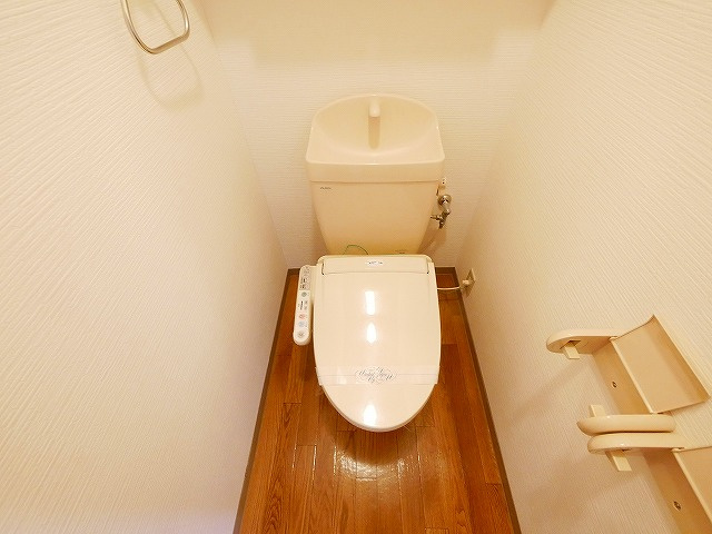 クレドール1番館のトイレ|落ち着いた色調のトイレです