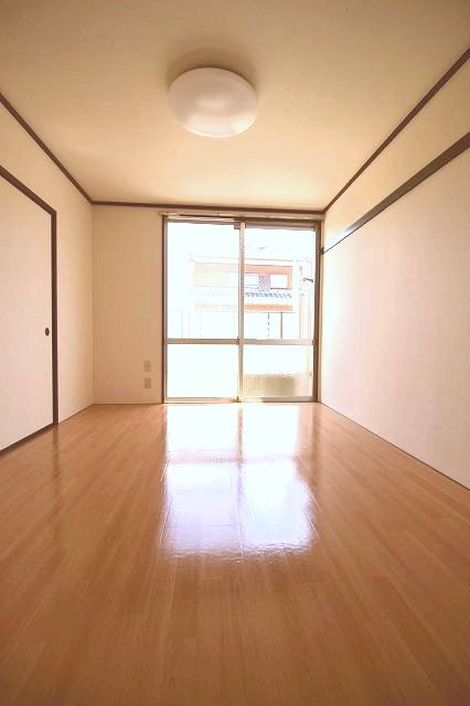 長崎ハイツの洋室|洋室です
※間取り反転の場合あり、内装が若干異なる場合がございます