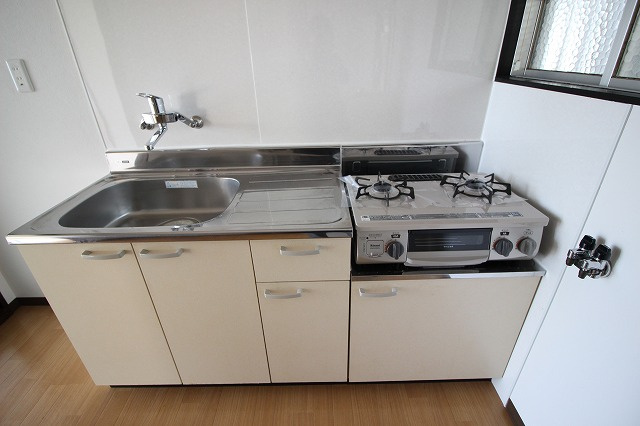 長崎ハイツのキッチン|使いやすいキッチンです
※間取り反転の場合あり、内装が若干異なる場合がございます