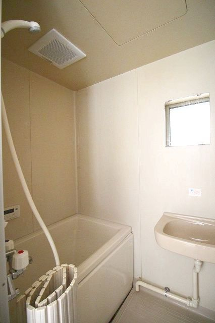 長崎ハイツの浴室|コンパクトで使いやすいお風呂です
※間取り反転の場合あり、内装が若干異なる場合がございます