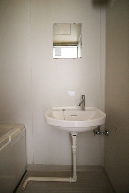 長崎ハイツの洗面所|明るい洗面所です
※間取り反転の場合あり、内装が若干異なる場合がございます