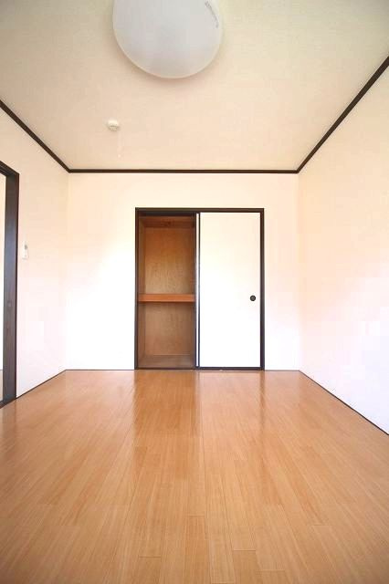 長崎ハイツの洋室|きれいな洋室です
※間取り反転の場合あり、内装が若干異なる場合がございます