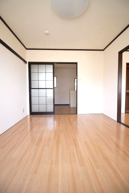 長崎ハイツの洋室|個人の部屋や寝室として使える洋室です
※間取り反転の場合あり、内装が若干異なる場合がございます