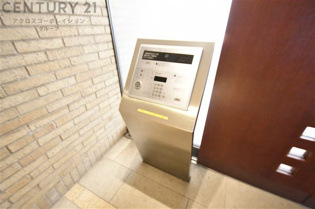 オートロック式エントランスは他の住民や外部の人間が簡単に出入りできないため、個々の住戸が安全に保たれます。同時に、訪問者が来訪する場合にはインターホン等で確認することができ、不要な来客を遮断できます。