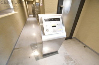 オートロック式エントランスは他の住民や外部の人間が簡単に出入りできないため、個々の住戸が安全に保たれます。同時に、訪問者が来訪する場合にはインターホン等で確認することができ、不要な来客を遮断できます。