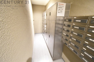 宅配ボックスは荷物の受け取りや配達が便利で安全です。不在時でも荷物が確保され、盗難や損傷のリスクが減少。受け取り時間の柔軟性が向上。外出先からでも荷物の受け取りや預けが可能となります。