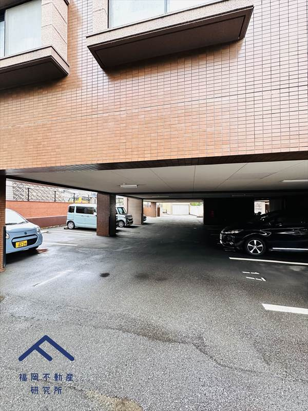 モントーレ春日の駐車場