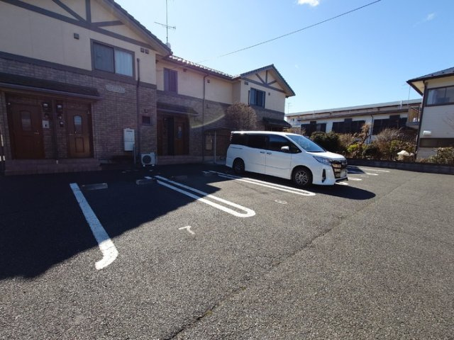 サンモールエイトの駐車場