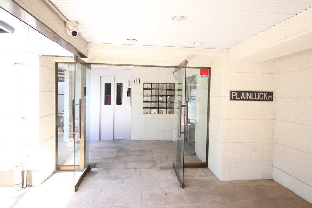 プレーンラックのエントランス