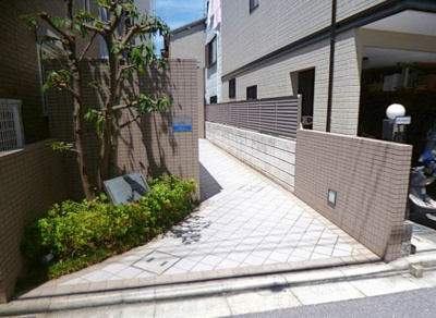 【エントランス】 | ミレニアム | 清掃の行届いた清潔感のあるエントランスです