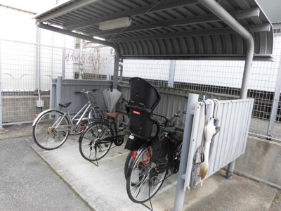 【駐車場】 | エトワール小松 | 屋根付きの駐輪場です。