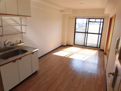 【居間・リビング】 | エトワール小松 | 広々としたきれいなリビングです。