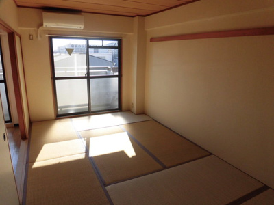 【居間・リビング】 | エトワール小松 | エアコン付きのお部屋です。