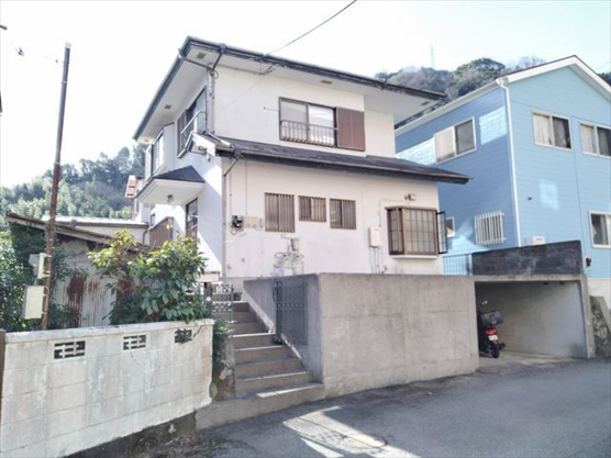 【外観】 | 伊東市鎌田　戸建 | 閑静な住宅地の一角です。