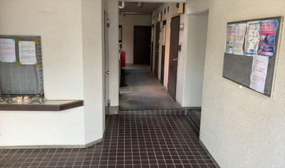 【エントランス】 | ポケットハイツ本厚木 | マンションのエントランスには、もともと風よけや防犯の役割がありますが、マンションによって宅配ボックスなどの設備が備わっている所もあります。日々の生活をイメージしながら生活しやすさをチェックしましょう。