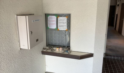 【受付】 | ポケットハイツ本厚木 | 受付はマンションコンシェルジュがいる場合もあれば、管理人が滞在する小部屋を総称して呼ぶことがあります。主にエントランスに設置されていることから、防犯面でも期待ができます。防犯設備がない場合はより安心！