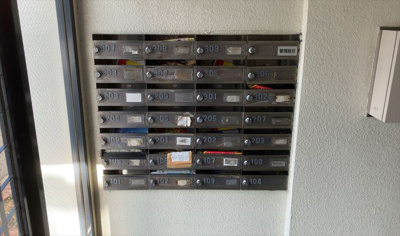 【設備】 | ポケットハイツ本厚木 | エントランス付近に設置されている集合ポストは、住んでいる部屋と離れているため、ポストをあさるなど誰かに何かされていても被害に気づきにくいです。入居する時には他人に特定されにくい番号で鍵をかけましょう！