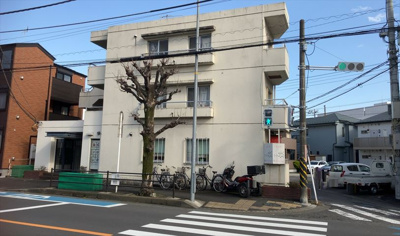 【外観】 | ポケットハイツ本厚木 | 隣家の土地はどうなっているのか、生活利便施設が近くにあるのか、学校まで近いかなど、お客様のライフスタイルにあわせたイメージが重要です。また、近くにあると困る施設が近くにないかも確認するといいでしょう。