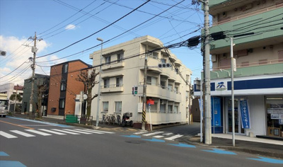 【現況写真】 | ポケットハイツ本厚木 | 道幅が広い場所は日当たりや風通が良好です。幅が広いのですれ違いも可能ですし大きな車でも駐車可能！一方で、大型車が通ることも多くなるため交通量の増加により騒音に繋がります。また土地の値段が高くなります。