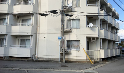 【構造・工法・仕様】 | ポケットハイツ本厚木 | ＲＣ造、Reinforced Concreteは直訳すると補強されたコンクリートです。主に柱や梁・床・壁が鉄筋とコンクリートで構成おり、鉄筋を組んだ型枠にコンクリートを流し込んで固めたものを指します。