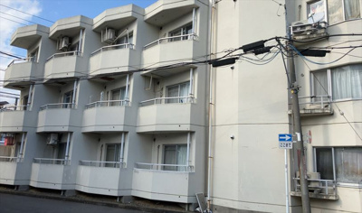 【構造・工法・仕様】 | ポケットハイツ本厚木 | ＳＲＣ造は強度や耐震性の面でもRC造と比べて優れています。そのため、10階建以上の高層または超高層マンションなどの建築にも多く採用されています。柱や梁などのサイズが小さくても高い耐震性を確保できます。