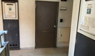 【玄関】 | ポケットハイツ本厚木 | 玄関は家の顔でもあり、家族以外の目にも止まる場所です。玄関は外との間を仕切る扉、靴などをしまっておく収納スペース、靴脱ぎのたたきスペース、来客とのやり取りをするドアホンなど複数のアイテムからなります。