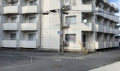 【外観】 | ポケットハイツ本厚木 | 外観はマンション管理がされているかの目安になります。築年数が古いと、壁面は劣化してひび割れが生じることも！建物が古びていても細かいところが修繕されていると、きちんと管理されているなぁと感じるでしょう。