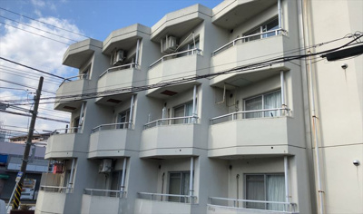 【バルコニー】 | ポケットハイツ本厚木 | 一般的なバルコニーは、奥行1.5ｍ程ですが、ワイルドバルコニーは2ｍまで広がっています。そのため洗濯物の間隔をあけ干すことができ、乾きやすいというメリットや、ガーデニングが楽しめる等の特徴があります。