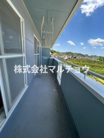 衣笠キャスルハイツのバルコニー|開放的で明るい空間を演出してくれるバルコニーです