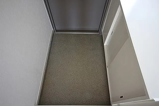 山本マンションの玄関