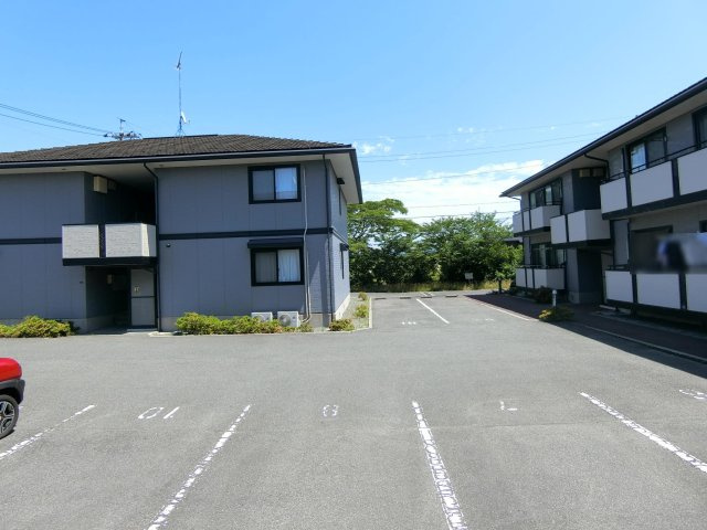 プリムローズⅢC棟の駐車場