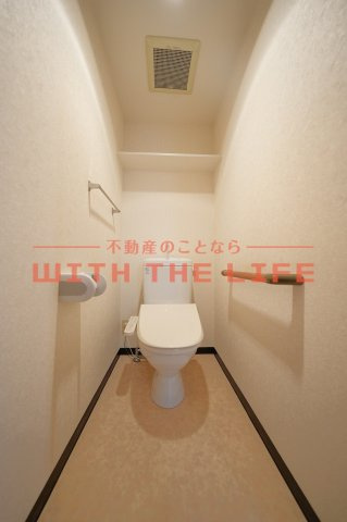 ルネス津福【キャッシュバック対象物件】のトイレ|落ち着いた色調のトイレです