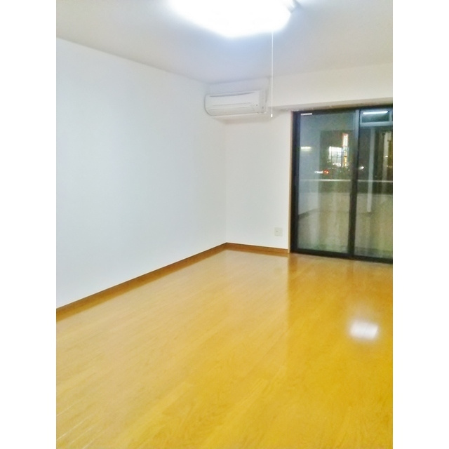 第五松波ビル東館の居間・リビング