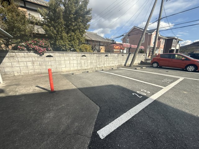 ロジュマン継の駐車場