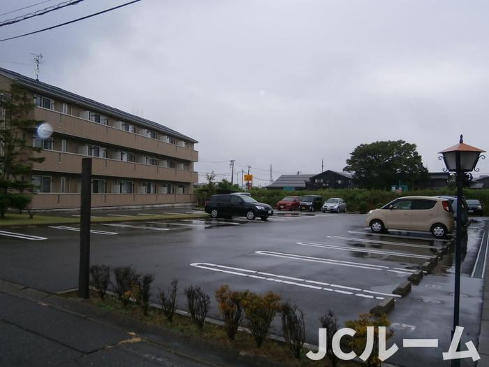 ハイツ９４３ Aの駐車場