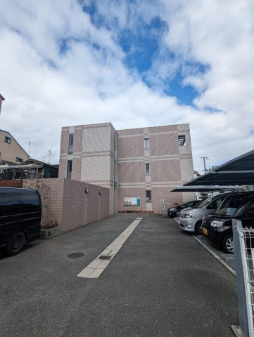 ニューロイヤル光進の駐車場