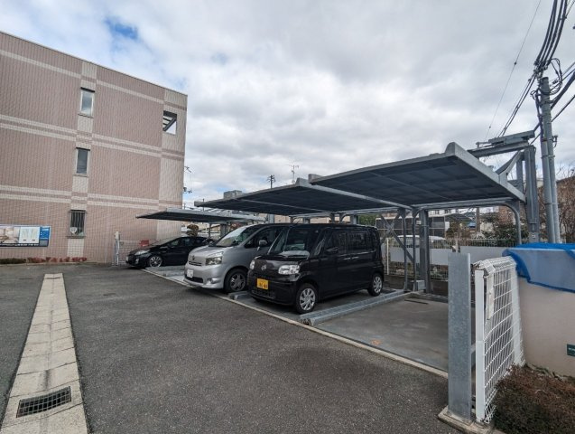 ニューロイヤル光進の駐車場