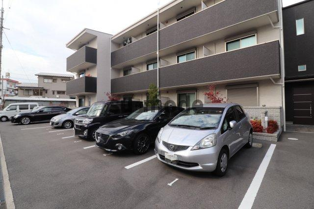 アンプルールフェールグリシーヌの駐車場