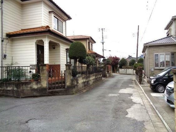 【中古】比企郡鳩山町赤沼中古住宅の前面道路含む現地写真|前面道路含む現地写真です