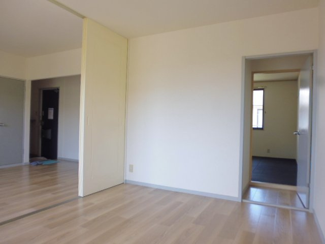 サンビレッジ児島Hの居間・リビング|洋室